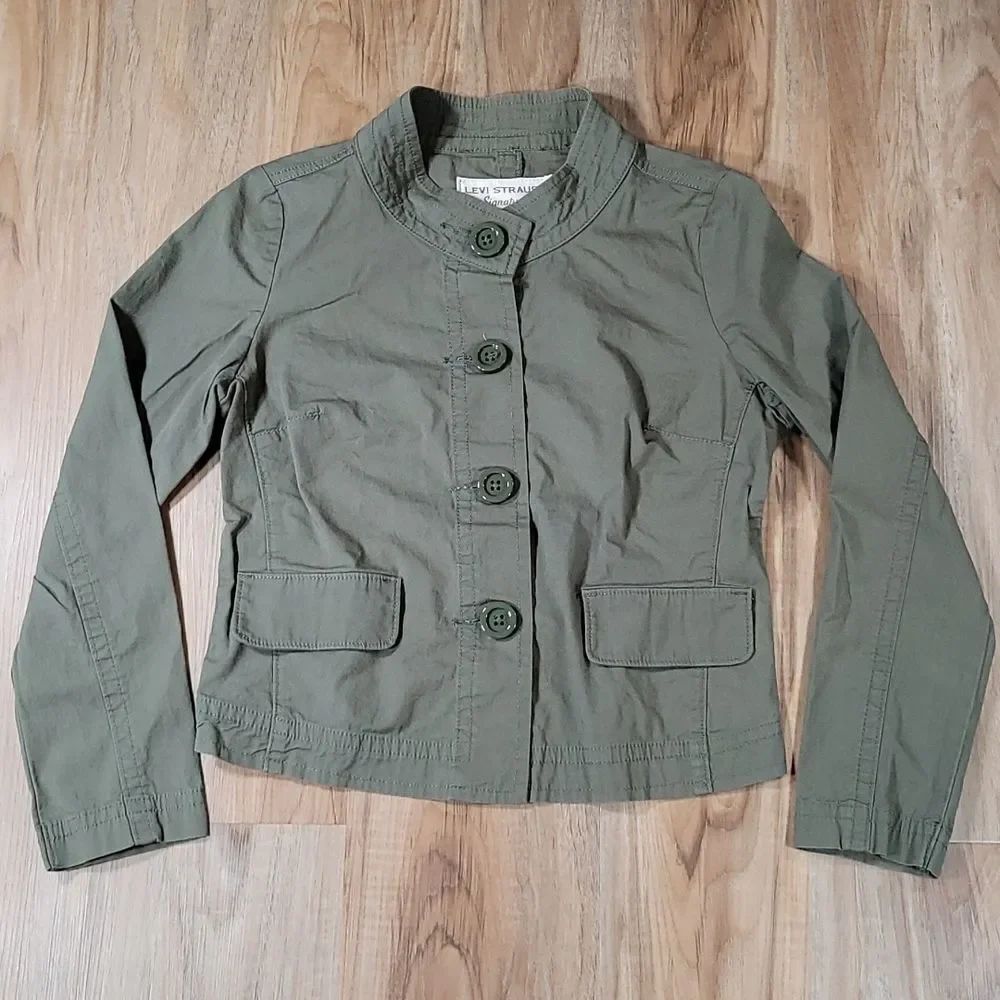 🔹️Levi's Olive Buttoned High Neck Cropped Jacket Small